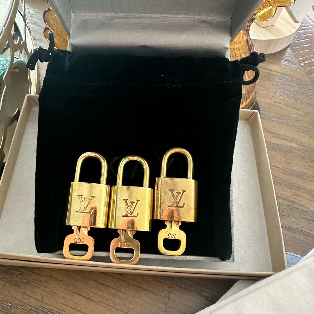 Louis Vuitton Lock & Keys💎Authentic you get one